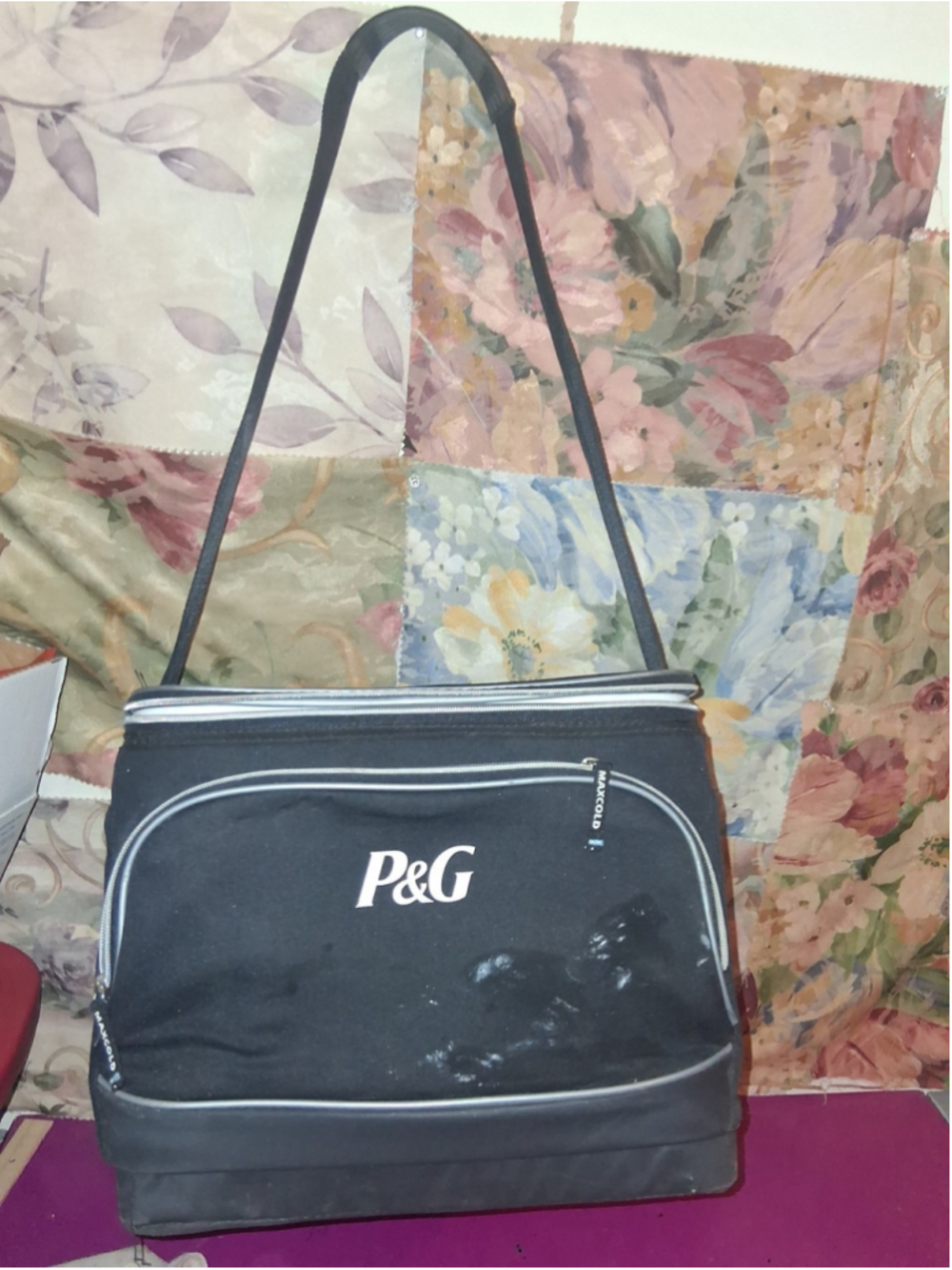 Igloo Maxcold X Insulated Black Cooler Bag with Shoulder Strap( White stain )